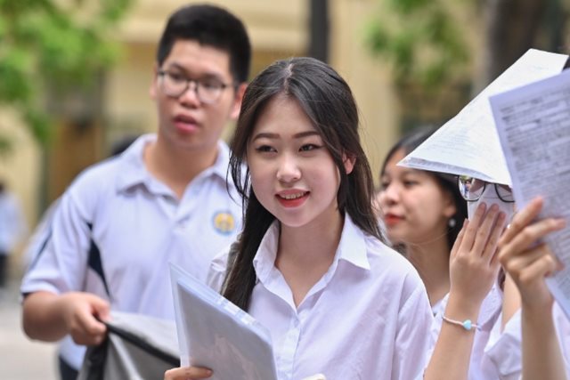 Hôm nay, thí sinh cả nước làm thủ tục dự thi tốt nghiệp THPT